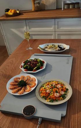 🌸餐桌上的“黑科技”让爱和饭菜持续保温❤️【生活元素卷折硅胶暖菜板】🎉每个家庭必备的冬日“养胃神器”❗ 🔸食品级软硅胶材质，可卷起收纳，节省空间❗ 