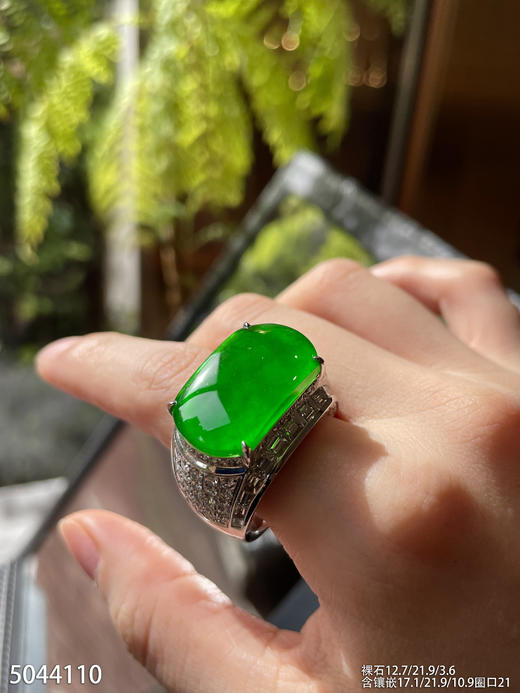 老坑玻璃种帝王绿无事牌戒指【5044110】具体价格微信咨询 商品图5