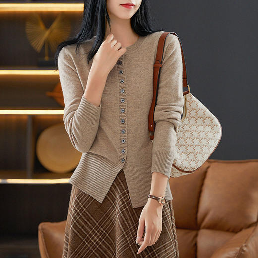 「自」全新升级【铂金会员146/天猫199/差价53】(20914)洛诗琳气质羊毛开衫2025秋冬圆领开叉通勤风百搭针织上衣女 商品图0