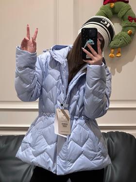 一店d 𝐊𝐨𝐥𝐨𝐧新𝐒𝐨𝐭𝐬𝐨𝐭系列爆款菱格羽绒服 轻薄大朵绒系列 上身巨巨轻盈 新款小蛮腰 瞬间勾勒出女人完美的曲线 这件可以说是可隆的又一封～神大作 剪裁真的没得说