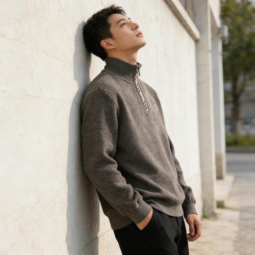 极简高级感毛衣【Schenvega--雪尼尔一体绒加厚毛衣】细腻雪尼尔面料更软糯细腻 内里一体钻石绒 柔软亲肤保暖锁温 宽松版型不显臃肿 轻松内搭或单穿 时尚百搭不挑人 商品图9