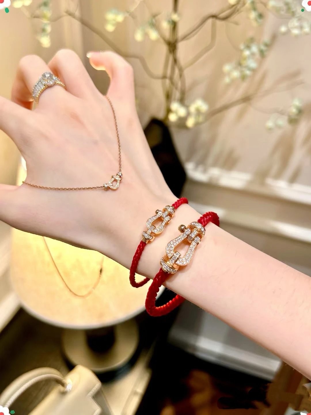 一店k （外贸大厂！精钢/V金材质 ）加厚唛金电镀！FR@d这套系列也太美了吧！超多明星同款！ 马蹄扣/∞字扣/心心相印 情侣本命年红绳手链项链首饰