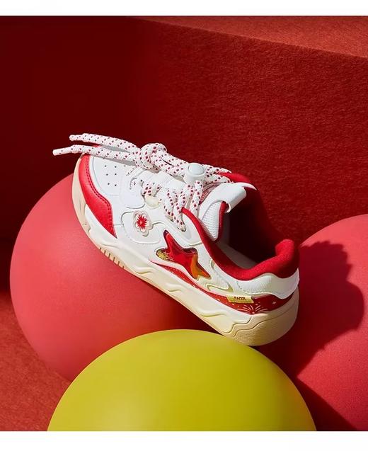 【春上新】【8.8折】8楼安踏儿童2026新款女大童板鞋安踏奶昔2皮面【象牙白/丹霞红】吊牌价：399 活动价：351.12 商品图3