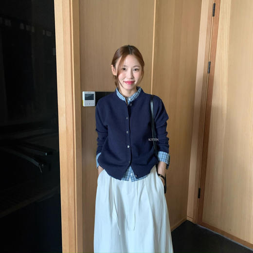 2025秋冬学院风拼接格子假两件针织开衫 显白复古藏青色毛衣外套 商品图1