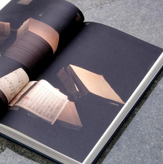 《过云楼藏书》《过云楼藏书研讨会论文集》两册，大16开布面精装函套，售价59元。
  商品图6