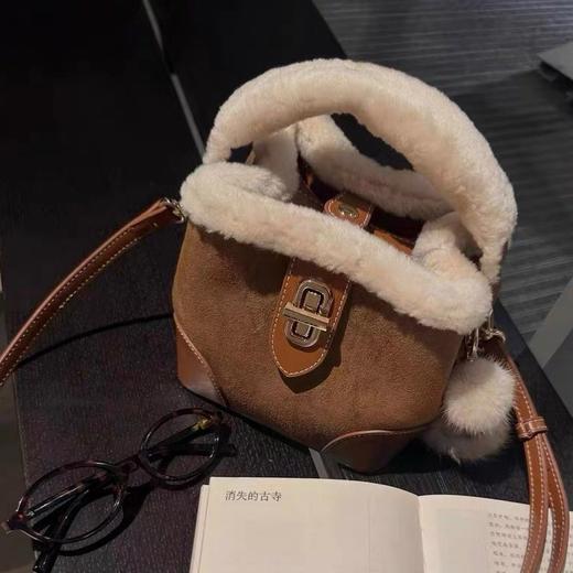 【圣诞新年回馈】2025高级感深秋绒语水桶包包！女款毛绒手提包单肩斜挎小包！ 商品图0