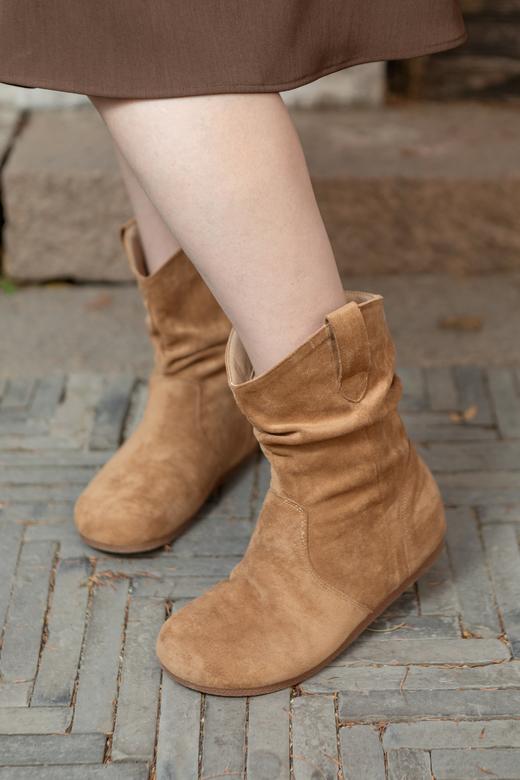 一周发货【💫勃肯短靴】鞋帮面采用真皮牛反绒，内里有加绒&不加绒可选，驼色&黑色可选，鞋跟高1厘米，后跟内增高3厘米，总后跟高4厘米，豆瓣圆鞋头不挤脚，肉肉脚、宽脚都可穿！ 商品图7