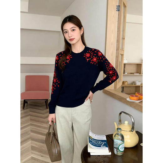 「高货rp」全新升级【铂金会员404/天猫539/差价135】(03516)洛诗琳重工手工钩花羊毛衫2025冬季圆领套头加厚针织上衣 商品图2