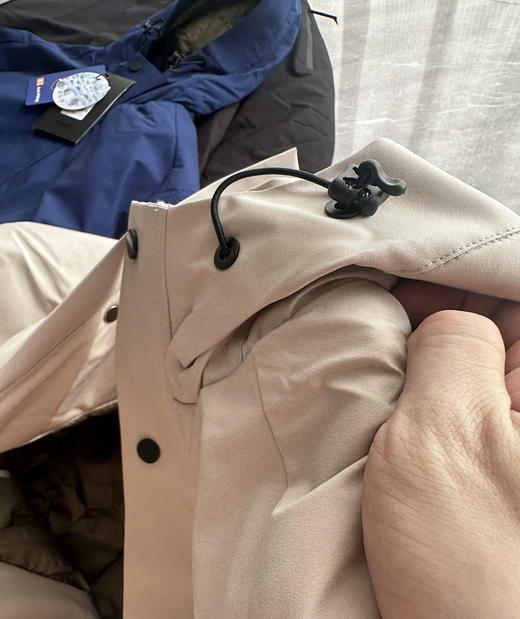 全新正品银泰撤柜小众品牌防风防水压胶双开拉链90白鸭绒男士运动户外羽绒服
银泰撤柜的商场订单 吊牌价3000+
断码XL-3XL 商品图6