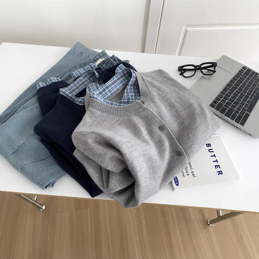 2025秋冬学院风拼接格子假两件针织开衫 显白复古藏青色毛衣外套 商品图2