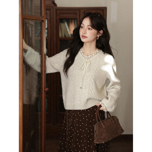 鹿向南「馥郁甜茶」短款燕麦色毛衣女秋冬蕾丝拼接慵懒针织衫上衣 商品图0