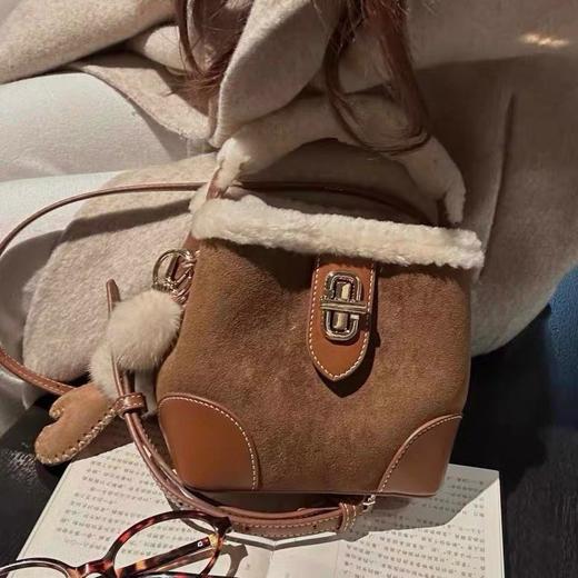 【圣诞新年回馈】2025高级感深秋绒语水桶包包！女款毛绒手提包单肩斜挎小包！ 商品图2