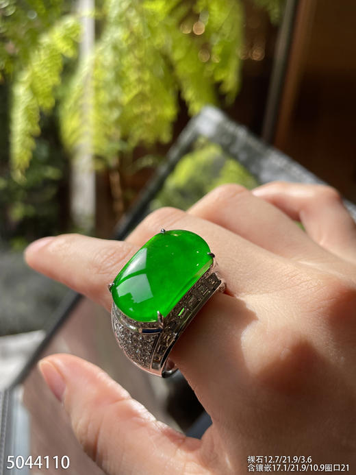 老坑玻璃种帝王绿无事牌戒指【5044110】具体价格微信咨询 商品图3