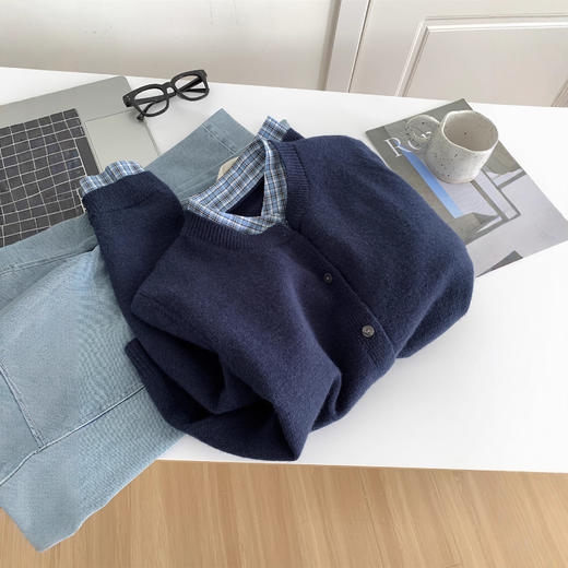 2025秋冬学院风拼接格子假两件针织开衫 显白复古藏青色毛衣外套 商品图5