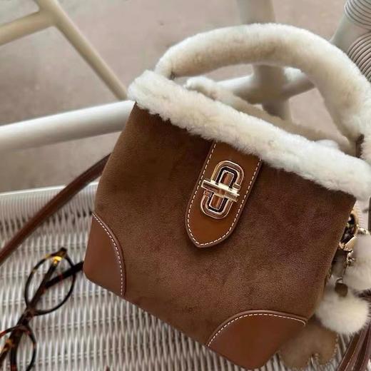 【圣诞新年回馈】2025高级感深秋绒语水桶包包！女款毛绒手提包单肩斜挎小包！ 商品图3