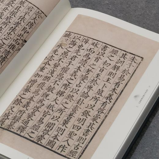《过云楼藏书》《过云楼藏书研讨会论文集》两册，大16开布面精装函套，售价59元。
  商品图12