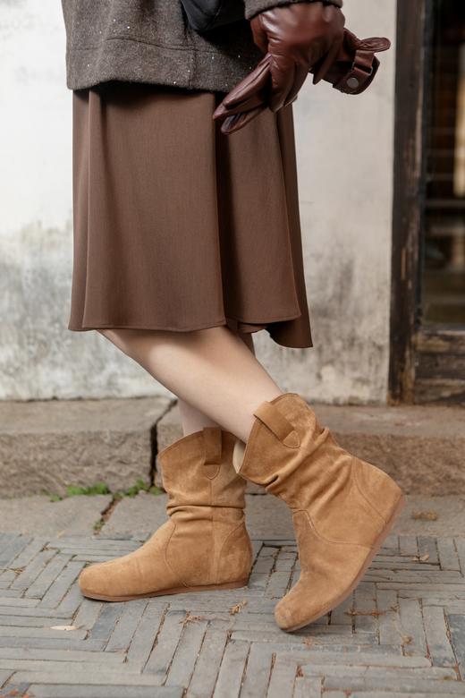 一周发货【💫勃肯短靴】鞋帮面采用真皮牛反绒，内里有加绒&不加绒可选，驼色&黑色可选，鞋跟高1厘米，后跟内增高3厘米，总后跟高4厘米，豆瓣圆鞋头不挤脚，肉肉脚、宽脚都可穿！ 商品图3