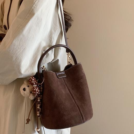 【圣诞新年回馈】化纤绒漫野秋声水桶包！女式2025新款手提单肩斜挎包！ 商品图0