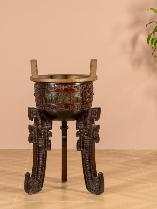 二十世纪	红木满雕云雷纹冲耳三足鼎 商品图0