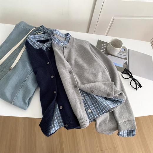 2025秋冬学院风拼接格子假两件针织开衫 显白复古藏青色毛衣外套 商品图3