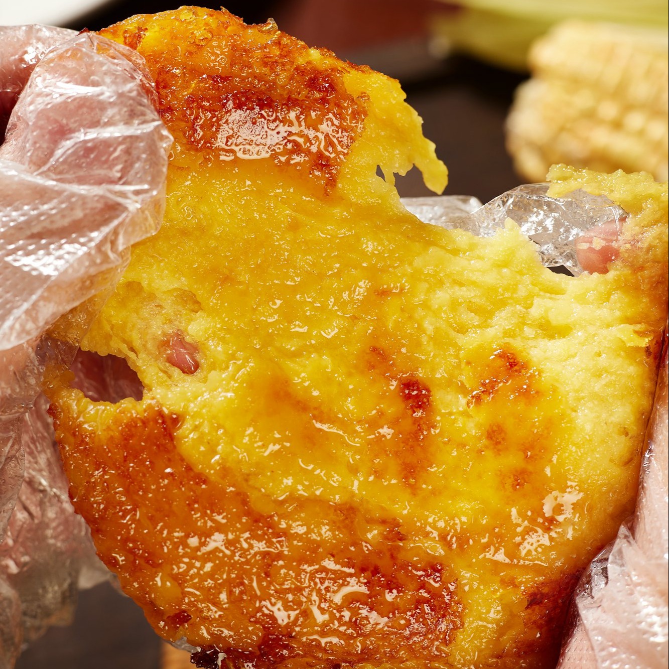 【玉米浆苞】是今年新鲜嫩玉米，脱皮后榨取的原浆口感细腻，三根玉米出一盒浆苞，又香由糯还拉丝，糯叽叽的口感，，配料只有玉米，无水版，特别的健康，满当当的膳食纤维不费牙，一口带你回到儿时的玉米味