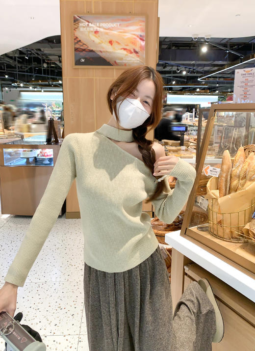 <曾小咸推荐>现货秒杀 ！微信超特价！韩系挂脖露肩针织衫 日常169.99 立减100 秒杀69.99！！ 商品图7