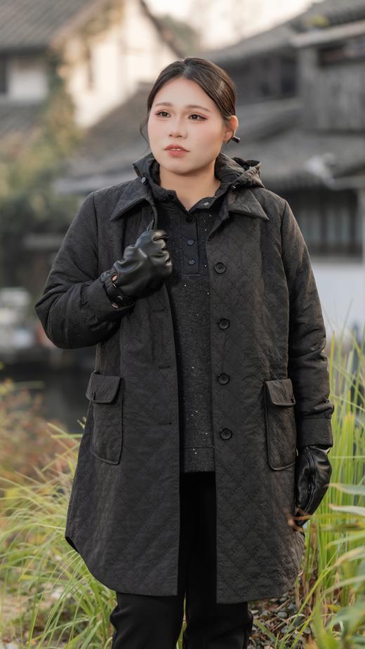 现货！24小时内发货【绗缝棉服】黑色中长款，整件衣服素净不单调，实穿性极高！小棉衣非常实用，初冬单穿，深冬可以加羽绒马甲，宽松版型，可以塞得下各种厚毛衣！面料99.3%聚酯纤维0.7%氨纶，厚度适中 商品图5