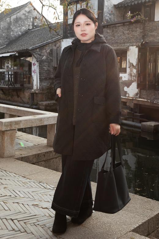 现货！24小时内发货【绗缝棉服】黑色中长款，整件衣服素净不单调，实穿性极高！小棉衣非常实用，初冬单穿，深冬可以加羽绒马甲，宽松版型，可以塞得下各种厚毛衣！面料99.3%聚酯纤维0.7%氨纶，厚度适中 商品图8