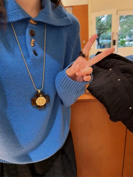 二店y 【JS3699167 】显白蓝+设计感前后两穿~ cos风冬季牛角扣翻领小众羊毛毛衣 商品图7