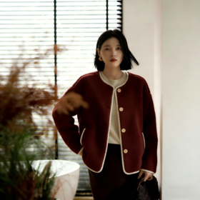 LONGNVFAIR 车厘子红羊羔绒皮毛一体大衣  外层高密度QQ小粒仿羊羔毛，绒朵细密蓬松度拉满，内里鹿皮绒，牢牢锁住热量，可拆卸白帽撞色