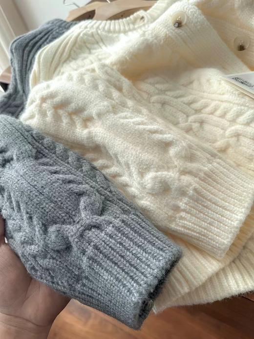 D122125复古时尚百搭圆领绞花单排扣纯色针织开衫外套 商品图6