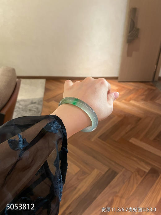 5053812，手镯，贵妃圈口53.0。具体价格微信咨询 商品图0
