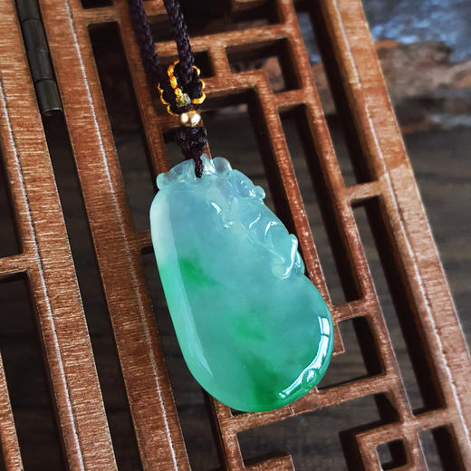 【天然正品】A货翡翠天然精品冰种飘阳绿福瓜造型翡翠（福气满满）吊坠项链 31.4*18.4*6.7MM（皆取最大值） 081225NJM05 商品图7