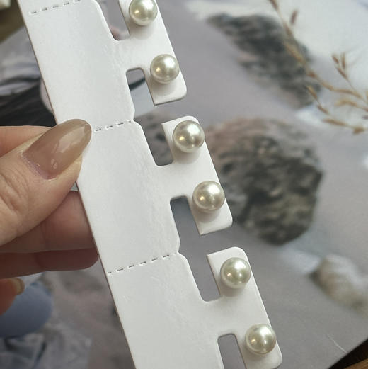 甄珠贝 进口 akoya 8-8.5mm 纯银配件 正圆面无暇 底部微生长痕迹 没有大坑洼 自己佩戴特别好 视觉感跟2k是一对的是一样的 圆度很好 整体光感很高级 商品图8