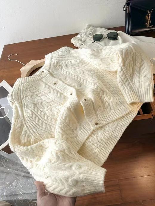 D122125复古时尚百搭圆领绞花单排扣纯色针织开衫外套 商品图2