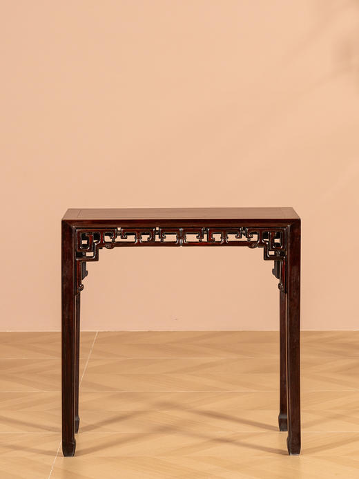 清代  红木独板透雕拐子纹小条桌 商品图1