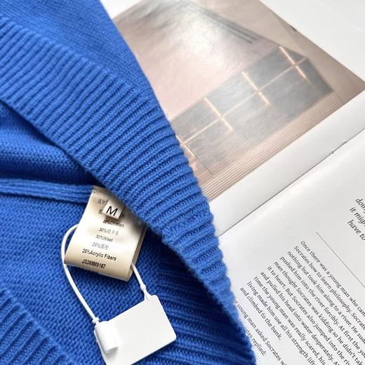 D122109显白蓝设计感前后两穿~ 冬季牛角扣翻领小众羊毛毛衣 商品图12