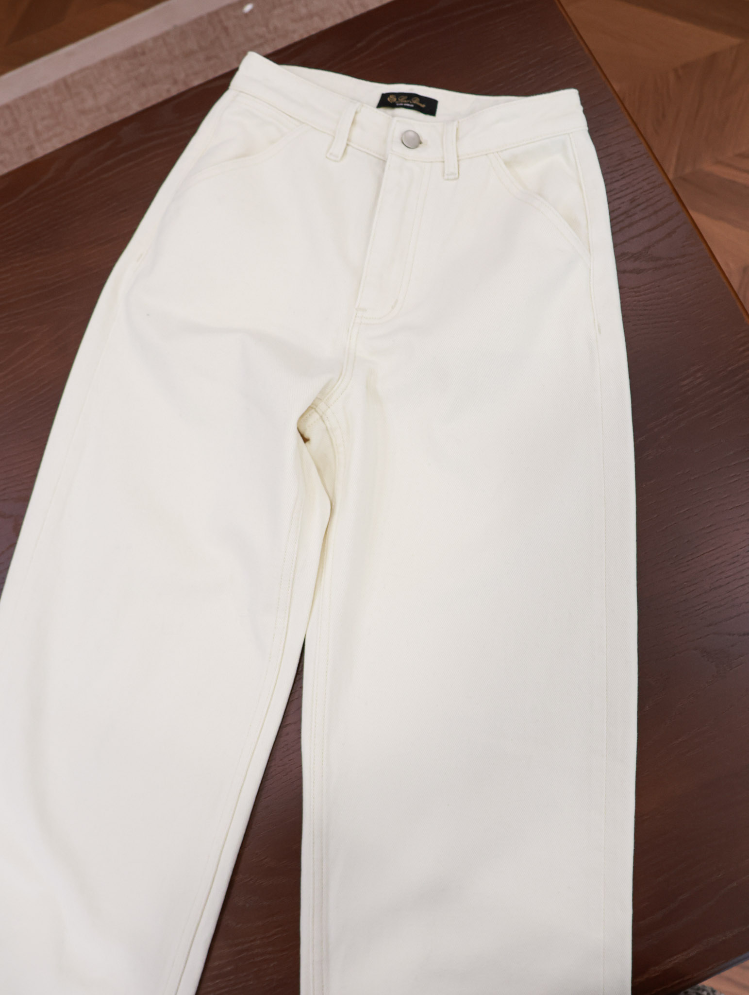 摩登白高腰显瘦直筒牛仔裤