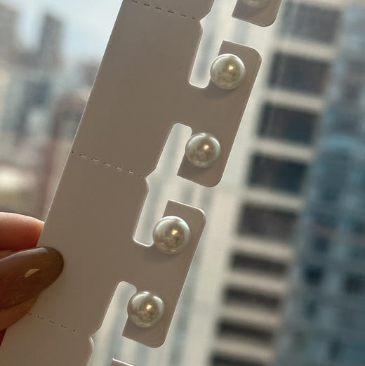 甄珠贝 进口 akoya 8-8.5mm 纯银配件 正圆面无暇 底部微生长痕迹 没有大坑洼 自己佩戴特别好 视觉感跟2k是一对的是一样的 圆度很好 整体光感很高级 商品图3