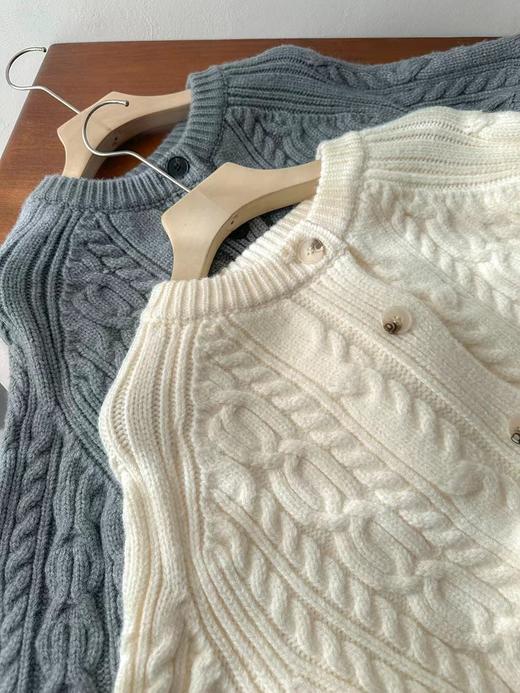 D122125复古时尚百搭圆领绞花单排扣纯色针织开衫外套 商品图4