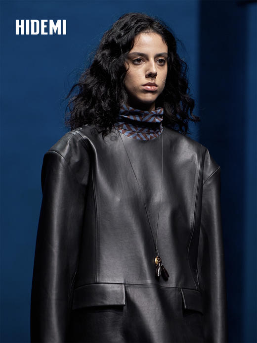 HIDEMI 经典几何印花丝巾绑带式大廓形极简宽松缎面衬衫 商品图4