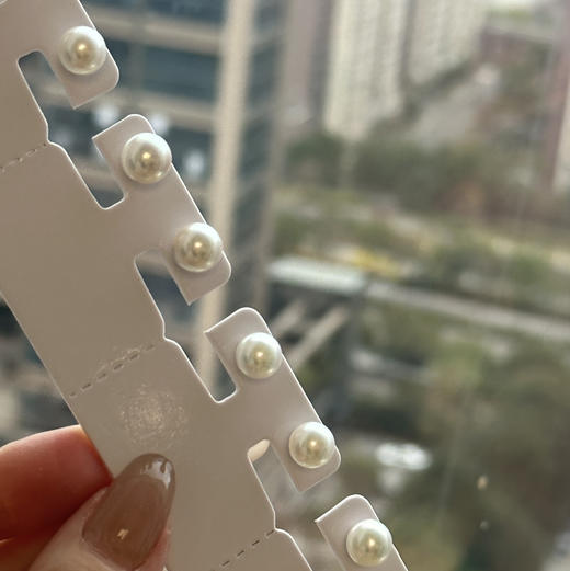 甄珠贝 进口 akoya 8-8.5mm 纯银配件 正圆面无暇 底部微生长痕迹 没有大坑洼 自己佩戴特别好 视觉感跟2k是一对的是一样的 圆度很好 整体光感很高级 商品图10