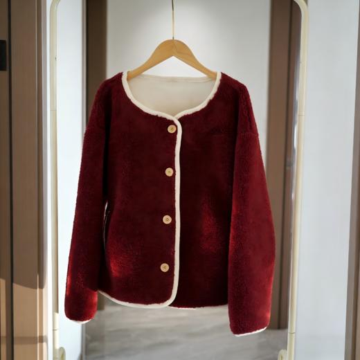 LONGNVFAIR 车厘子红羊羔绒皮毛一体大衣  外层高密度QQ小粒仿羊羔毛，绒朵细密蓬松度拉满，内里鹿皮绒，牢牢锁住热量，可拆卸白帽撞色 商品图8