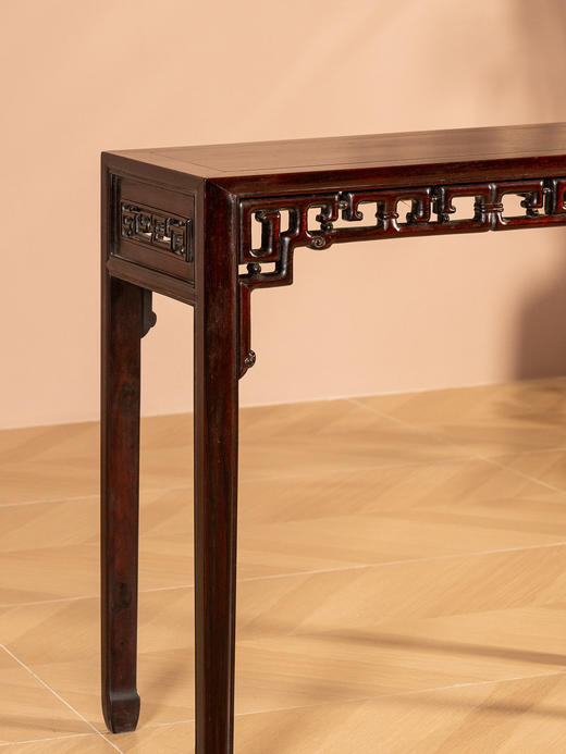 清代  红木独板透雕拐子纹小条桌 商品图3