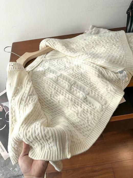 D122125复古时尚百搭圆领绞花单排扣纯色针织开衫外套 商品图3