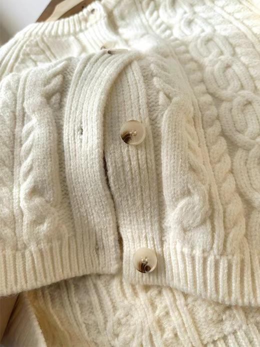 D122125复古时尚百搭圆领绞花单排扣纯色针织开衫外套 商品图8