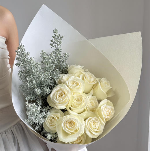 《白雪公主》骄傲白玫瑰地肤花束 商品图1
