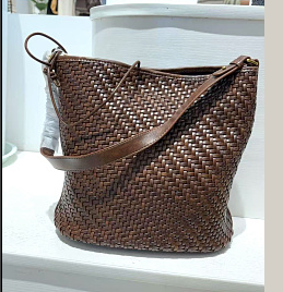 587004真皮编制挎包