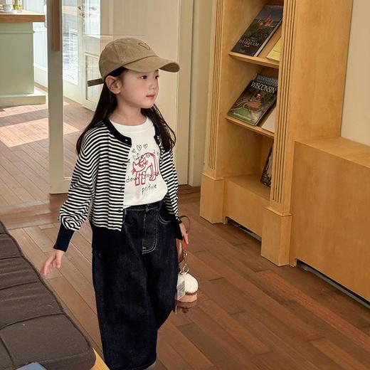 艾摩贝贝2025秋女童短款字母针织衫儿童韩版撞色条纹开衫毛衣外套 商品图2