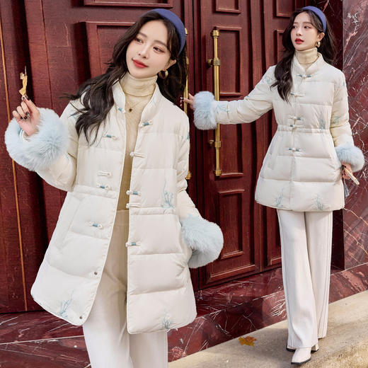 HJY2577522025年冬季新款90白鸭绒狐狸毛中长款中式国风刺绣收腰显瘦羽绒服 商品图3